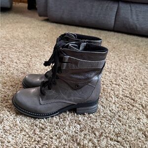 Slate Grey Dromedaris ankle boots.